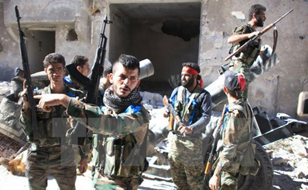 Các lực lượng Chính phủ Syria làm nhiệm vụ tại trại Handarat, Aleppo.